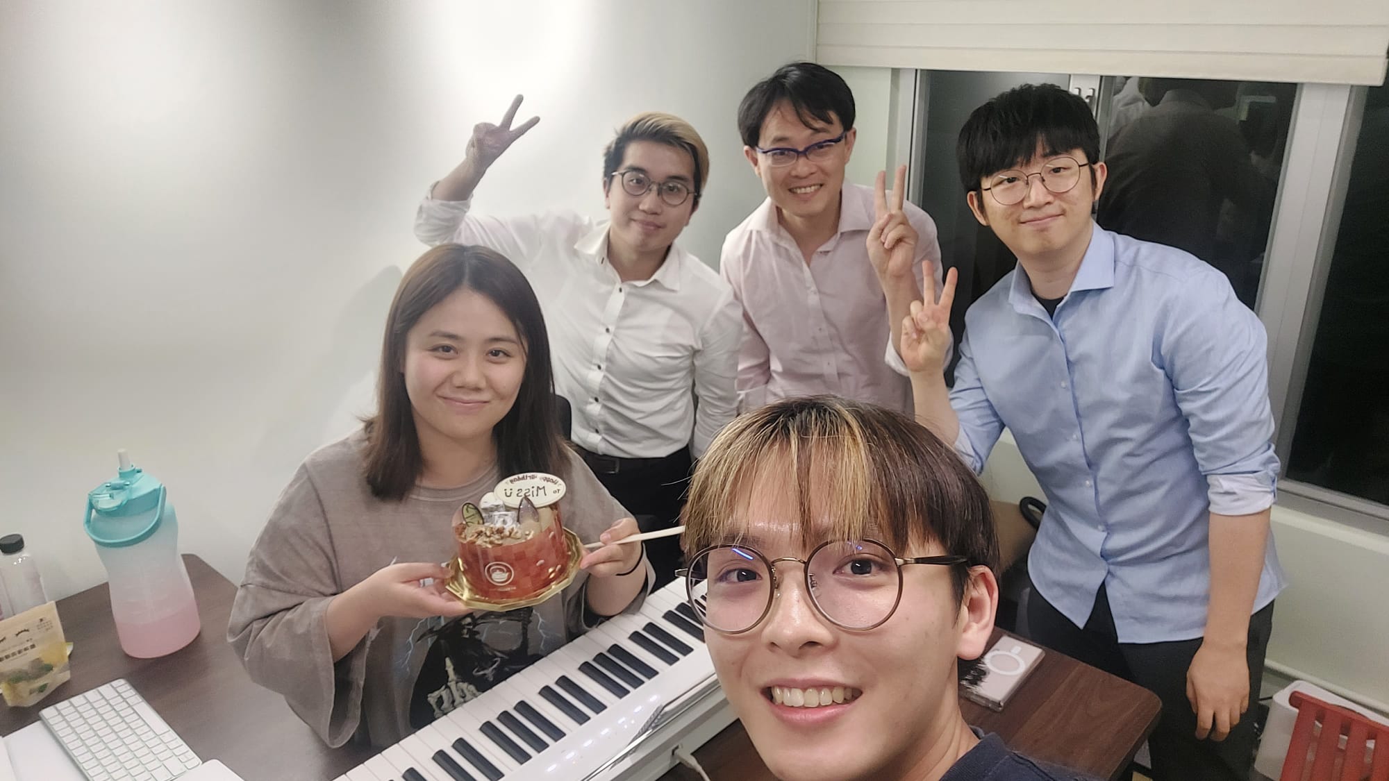 鋼琴旁的學生合照